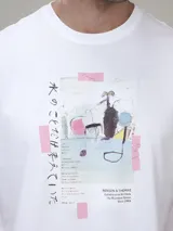 Remera fucsia de algodón con estampa rectangular en el frente que contiene una ilustración abstracta y texto en japonés.
