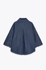 Camisa de denim azul con cuello de solapa, escote en pico, cierre frontal con botones y mangas anchas hasta el codo.
