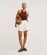 Musculosa blanca de algodón con cuello redondo y sisas anchas.