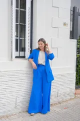 Blazer azul de lino, con solapa de muesca, cierre frontal con botones y bolsillos laterales.