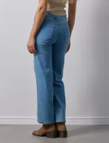 Jean de pierna ancha color celeste, marca Angels of Difference. Pretina con pasadores, botón y cierre. Delantera y trasera con bolsillos.