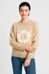 Sweater color beige con estampado de flor blanca, de algodón, jaquard, holgado y cuello a la base.