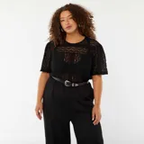 Camiseta negra de encaje con mangas cortas y cuello redondo.