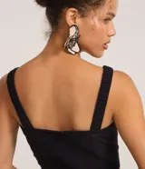 Blusa cropped negra de lino y algodón, con escote corazón, breteles anchos y detalle de bordado ondulado en el ruedo.