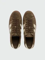 Zapatillas bajas Moncler modelo Moncado2, color crema, con franjas laterales en gamuza color bordó que forman una 'M' y la palabra 'MONCLER' grabada. Tienen cordones grises y suela de goma blanca.