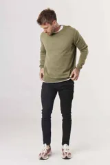 Sweater verde oliva de punto con cuello redondo y mangas largas.