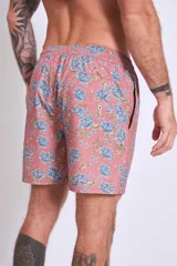 Short de baño celeste con estampado de gaviotas en negro y etiqueta con logo en la pierna.