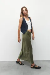 Falda midi color champagne de satén con cintura elástica.