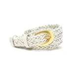 Cinturón trenzado color blanco con hebilla dorada.