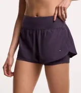 Bermuda deportiva de microfibra color blanco, corte runner con cintura elástica y forro interno.
