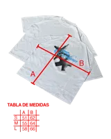 Remera blanca de algodón con cuello redondo y mangas cortas.