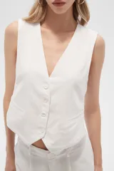 Chaleco negro sin mangas con cuello en V y cierre frontal con botones.