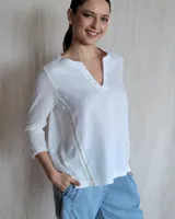 Blusa blanca de lino con escote en V y mangas 3/4.