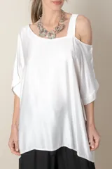 Blusa italiana gris de viscosa, lisa, con corte irregular y un hombro descubierto. De calce holgado.
