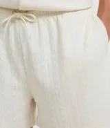 Bermuda masculina color crudo confeccionada en jacquard texturizado. Posee cintura elástica con cordón ajustable y bolsillos laterales.