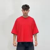 Remera blanca de corte boxy con la palabra 'nenefa' estampada en cursiva en la espalda.