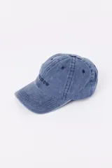 Gorra de gabardina azul con visera curva y bordado frontal con la palabra 'Crew' en azul oscuro.