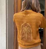 Saco de hilo color ocre con aplique de cuero bordado en la espalda con diseño de palmera.