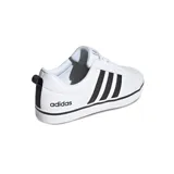 Championes Adidas VS Pace 2.0 de hombre, color blanco con detalles en negro, con las tres tiras características de la marca en los laterales.