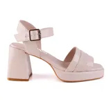 Sandalias de vestir color beige con plataforma y taco cuadrado, tira ancha sobre los dedos y pulsera con hebilla al tobillo.