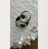 Aros de cristal de Murano con forma de dona transparente con manchas negras y gancho plateado.