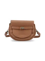Cartera bandolera de cuero color marrón con correa ajustable, solapa con cierre de giro metálico y textura granulada.