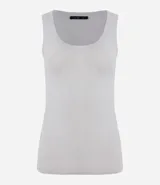 Musculosa verde oliva de punto texturizado, con breteles anchos y cuello redondo.