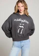Hoodie gris oscuro con capucha y cordón ajustable. Estampado frontal con el logo de la banda The Rolling Stones en color blanco.
