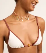 Top de bikini triangular blanco con borde marrón, breteles finos y detalle de cuentas de madera en el centro.
