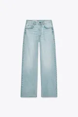 Pantalón de jean azul de corte wide leg, tiro alto y largo hasta el tobillo.