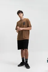 Remera celeste de manga corta con cuello redondo y estampado frontal con la frase "Slow Down You're Doing Fine" en letras blancas con efecto 3D.