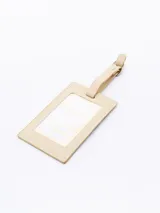 Identificador de maleta rectangular con estampado de animal print en tonos lila y blanco, con corazones. Tiene una correa ajustable de cuero sintético color beige con hebilla metálica.