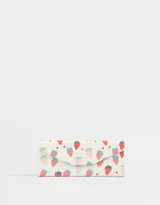 Estuche rígido para anteojos con forma triangular y estampado de frutillas y corazones.