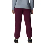 Pantalón deportivo acolchado color borgoña, con cintura elástica ajustable y bolsillos laterales.