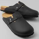 Zuecos negros con plantilla de corcho y hebilla ajustable.