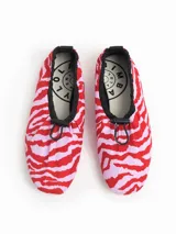Bailarina de punta cuadrada con estampado de cebra en tonos rojo y lila. Elástico en el borde superior y presilla personalizada. Forro y plantilla de piel, suela logotipada.