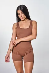 Catsuit marrón acanalado de calce ajustado, con breteles anchos y escote cuadrado.