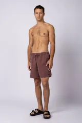 Short de baño color marrón confeccionado en microfibra de piel de durazno con cintura elástica y cordón ajustable.