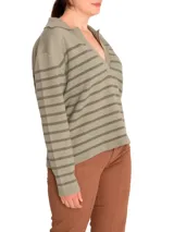 Sweater de punto color crema con rayas horizontales negras, cuello polo con escote en V y mangas largas.