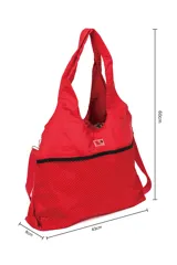 Bolso rojo tipo tote con bolsillo de red en la parte inferior y correa larga ajustable.