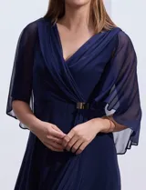 Vestido de fiesta azul marino de seda fría marca RM Richards, con escote en V cruzado, broche dorado en la cintura y mangas cortas de gasa.
