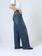 Pantalón wide leg color negro con bolsillos cargo laterales y tiro alto.