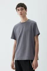 Remera gris de corte estándar, con cuello redondo ribeteado y bajo recto. Confeccionada con tejido funcional COOLMAX®, una fibra exclusiva de poliéster de secado rápido que elimina la humedad y regula la temperatura corporal.