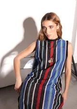 Vestido largo de tejido de punto con rayas verticales en tonos negro, azul, rojo y blanco. Diseño sin mangas con calados.