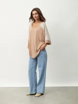 Remera color beige con escote en V y mangas cortas ranglán en color crema.