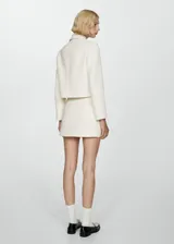 Minifalda color crudo de tejido mezcla de algodón con forro interior y cierre lateral de cremallera.