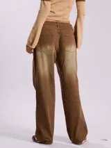 Pantalón de jean wide leg color óxido, de tiro medio y corte holgado.