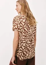 Blusa de viscosa con estampado de rayas verticales en azul marino y blanco, de corte holgado y mangas cortas.