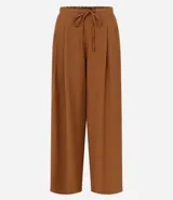 Pantalón de vestir ancho (wide leg) color marrón, con cintura elástica ajustable con lazo y pliegues delanteros.