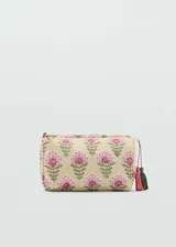 Neceser rectangular con estampado de flores rosas y verdes sobre fondo beige. Tiene cierre de cremallera y dos borlas decorativas en los laterales.